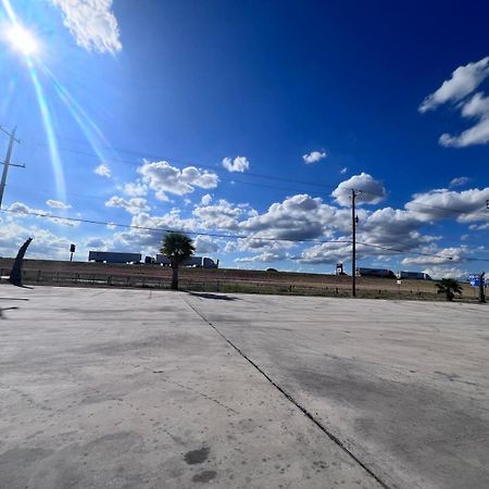 Oyo Garden Inn And Suites Pearsall I-35 East Bagian luar foto