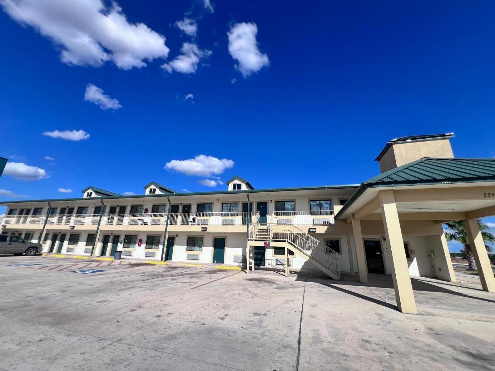 Oyo Garden Inn And Suites Pearsall I-35 East Bagian luar foto
