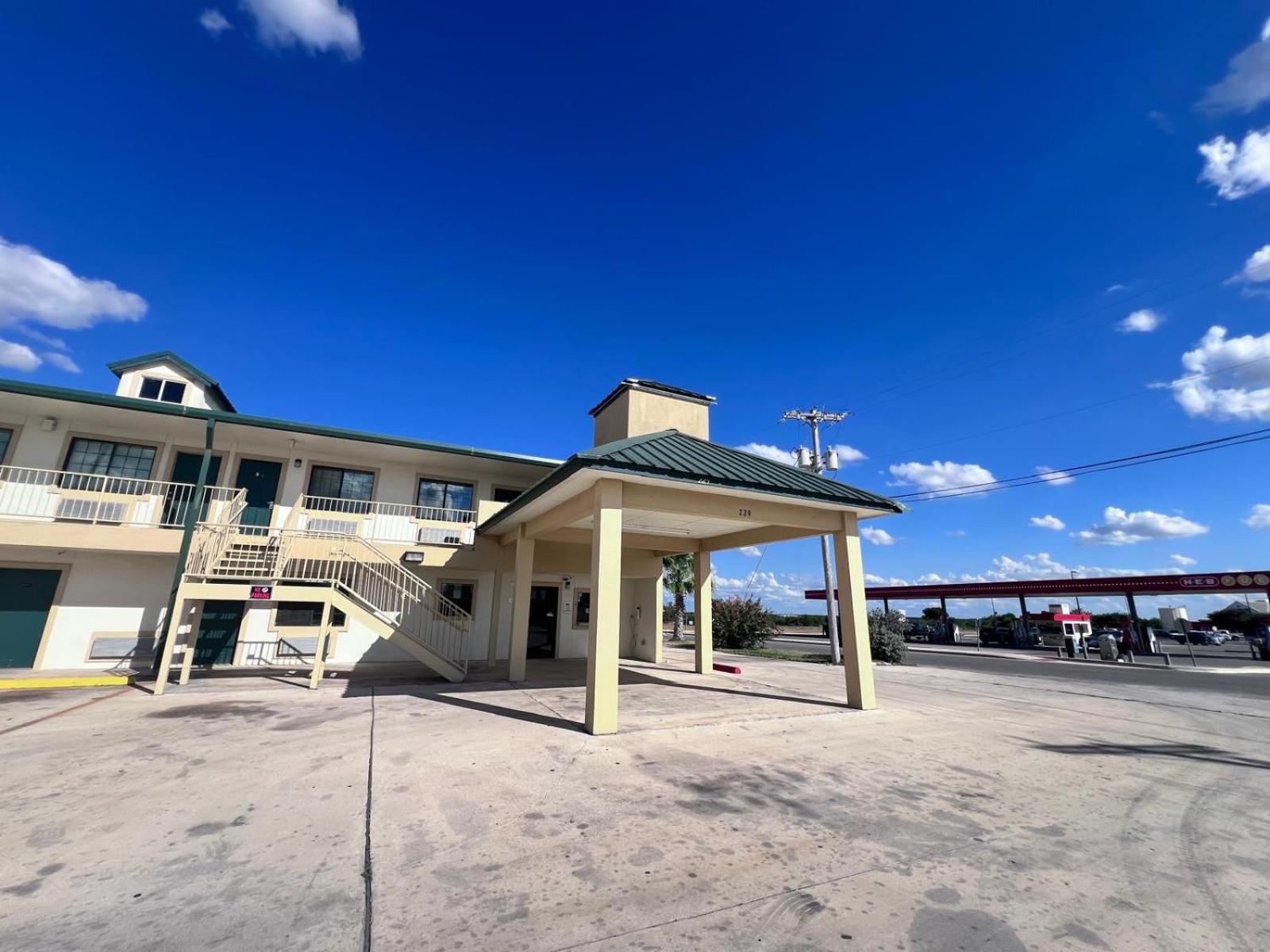 Oyo Garden Inn And Suites Pearsall I-35 East Bagian luar foto